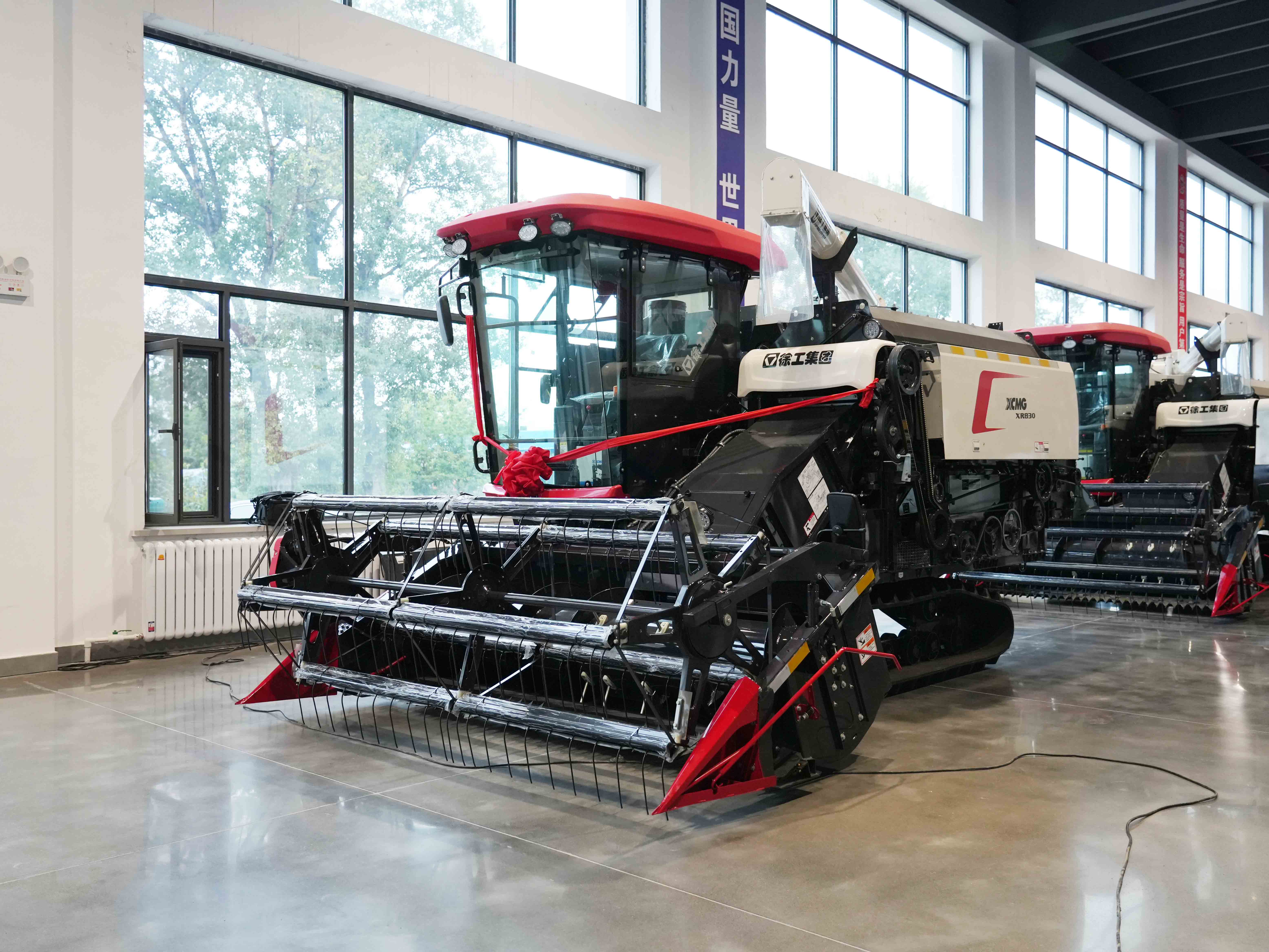 XR830 履带式收割机